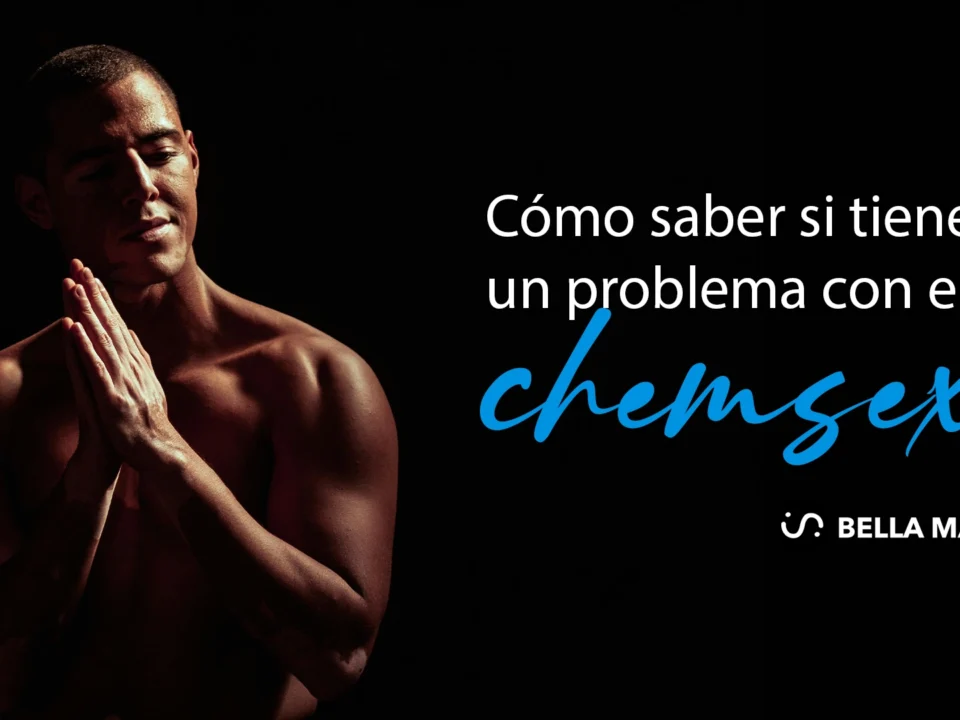 Una imagen promocional de carácter educativo con un fondo negro profundo. A la izquierda, un hombre joven de complexión atlética aparece con el torso descubierto, con las manos juntas frente al rostro en una posición que sugiere introspección, súplica o conflicto interno. La iluminación es dramática (claroscuro), resaltando su musculatura y expresión pensativa. A la derecha, el texto en color blanco y azul pregunta: "¿Cómo saber si tienes un problema con el chemsex?". El término "chemsex" destaca en una tipografía cursiva de color azul brillante. En la esquina inferior derecha se incluye el logotipo y nombre del centro Bella Mar.