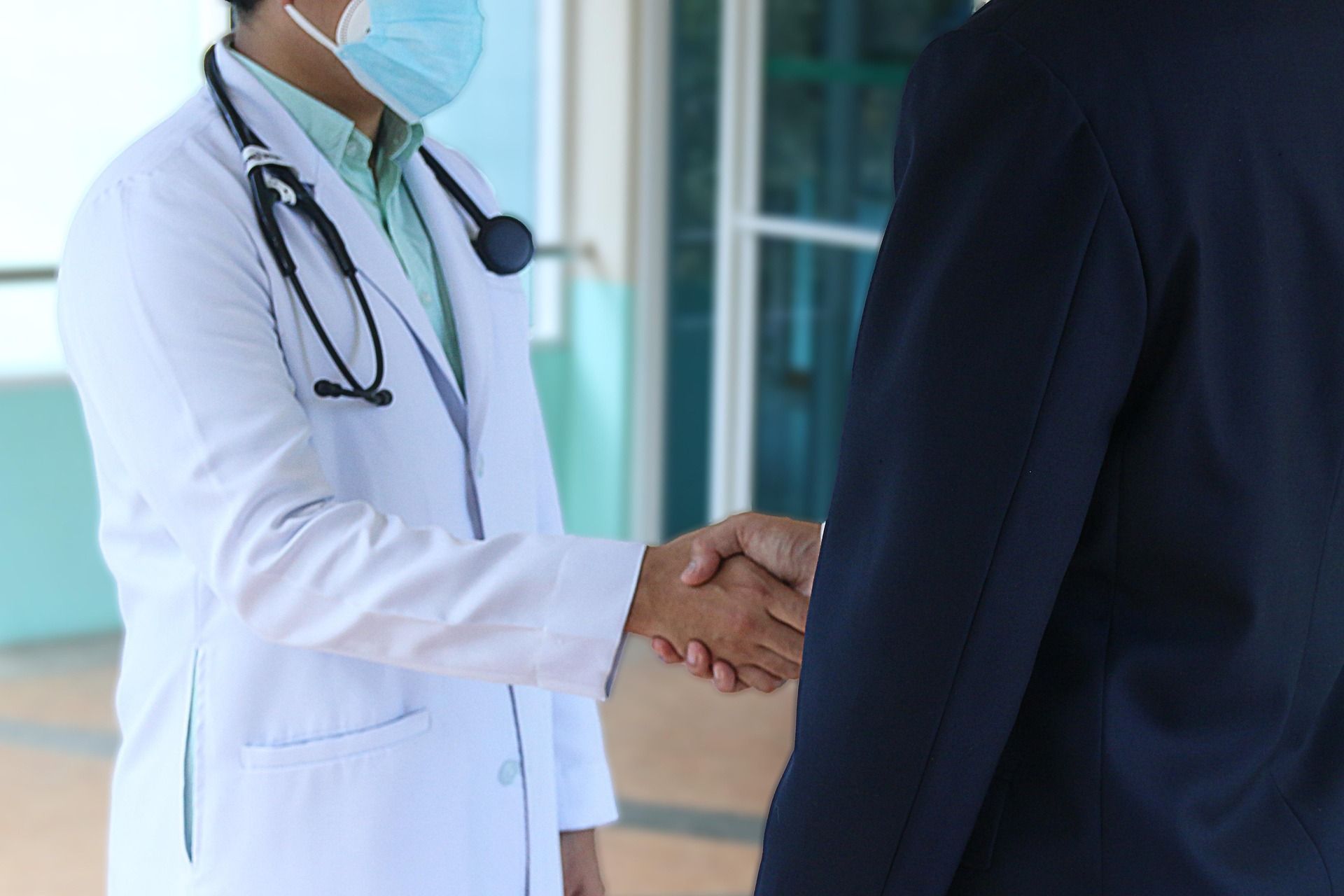 plano que muestra el apretón de manos de uno de nuestros trabajadores del centro bellamar con un cliente para ponerse en manos de profesionales y encontrar una mejoría en su salud