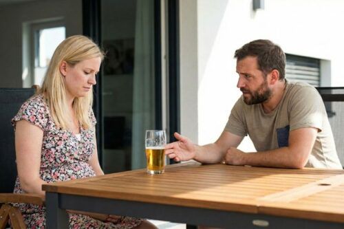 Pareja conversando sobre el consumo de alcohol: ilustración conceptual sobre los riesgos del consumo de cerveza y alcoholismo fetal durante el embarazo