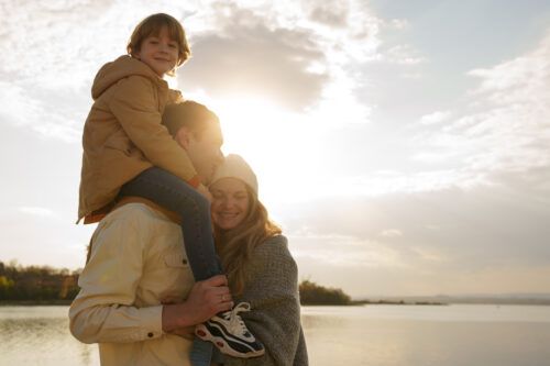 un padre abraza emocionado su nueva oportunidad de vivir tras superar sus adicciones rodeado de su familia, mientras vemos un nuevo amanecer