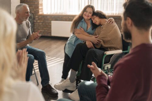 una familia preocupada por las adicciones de su hija acude con ella a terapia de grupo