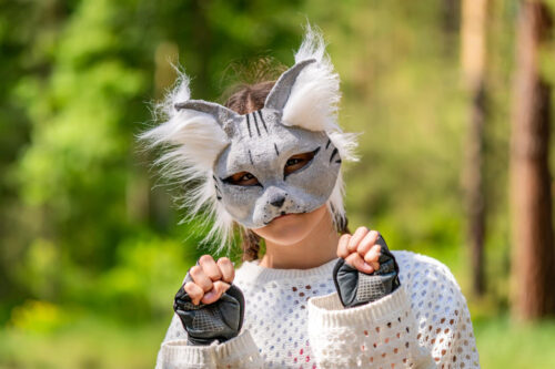 Therian felino, representando a un gato disfrutando y ejerciendo su rol animal mientras pasa tiempo en el campo