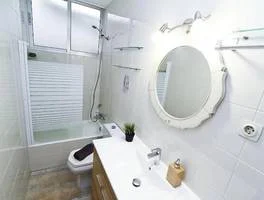 Baño de una habitación del centro