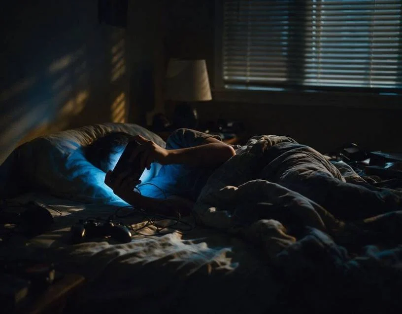 Persona con el móvil de madrugada